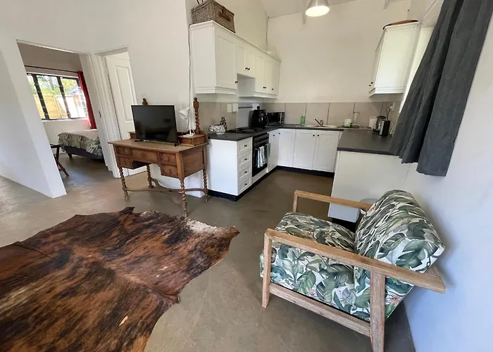 The Stables, Central Garden Cottage In Howick